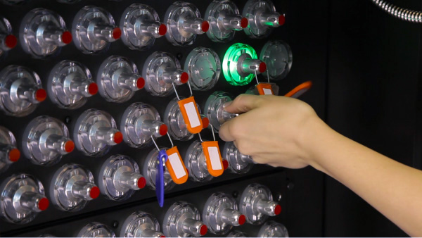 KEYper System -点灯していない指定外の鍵は取り出せない-